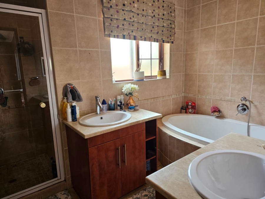 5 Bedroom Property for Sale in The Wilds Gauteng