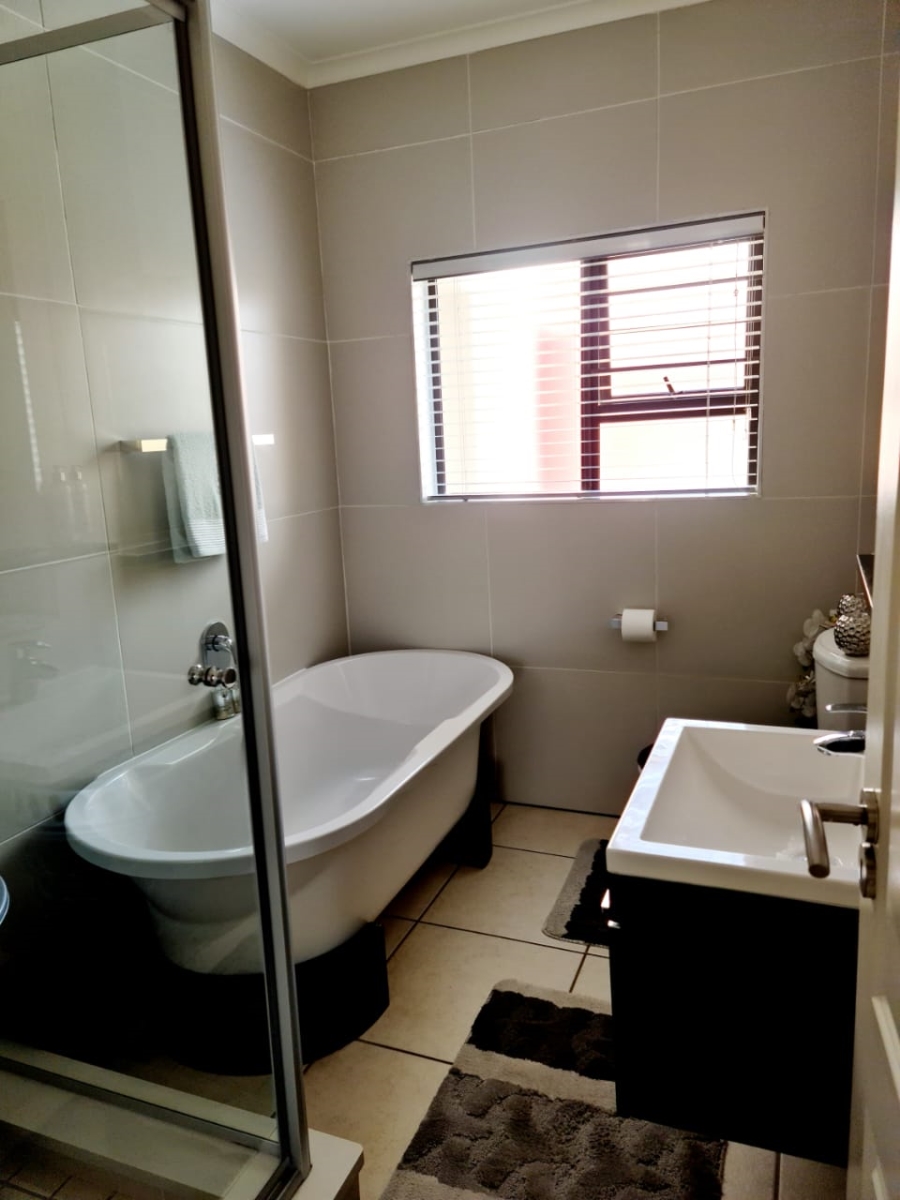 2 Bedroom Property for Sale in Noordwyk Gauteng