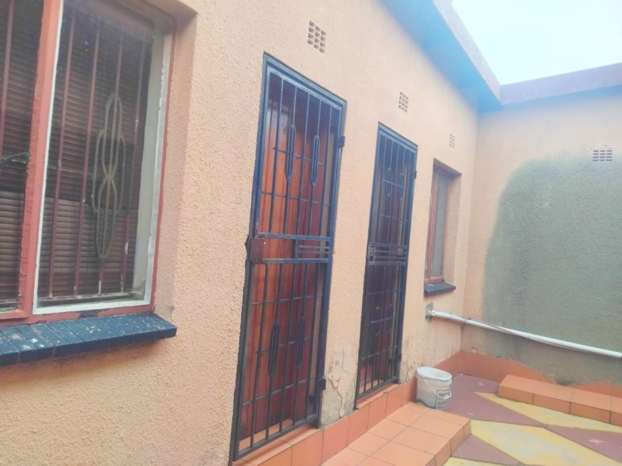 6 Bedroom Property for Sale in Meadowlands Gauteng