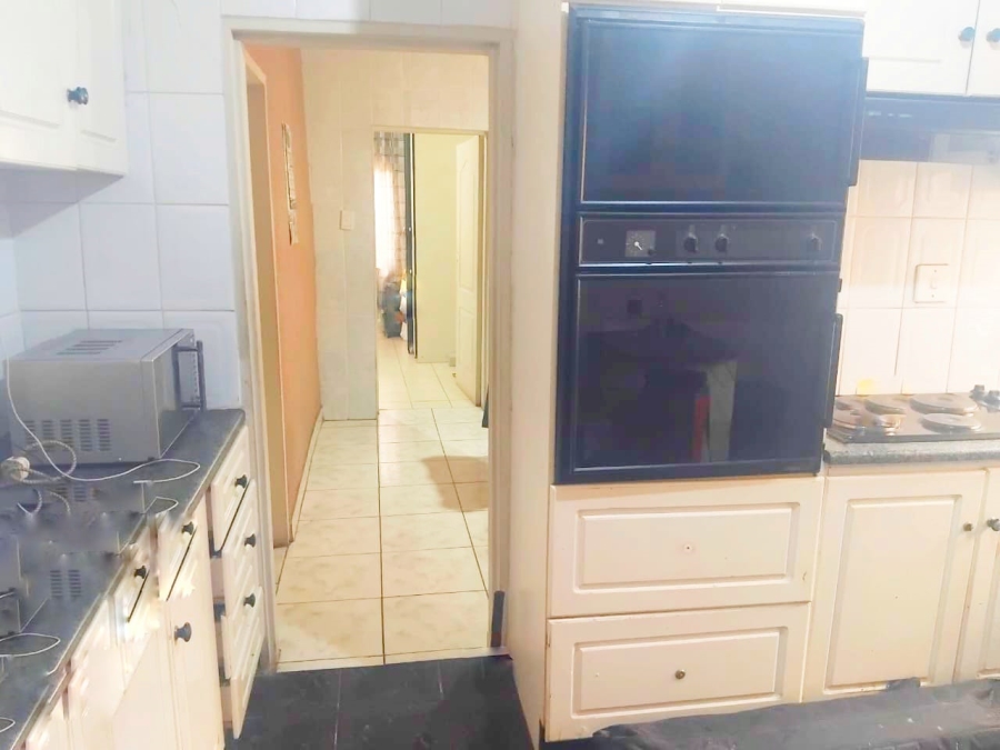 6 Bedroom Property for Sale in Meadowlands Gauteng