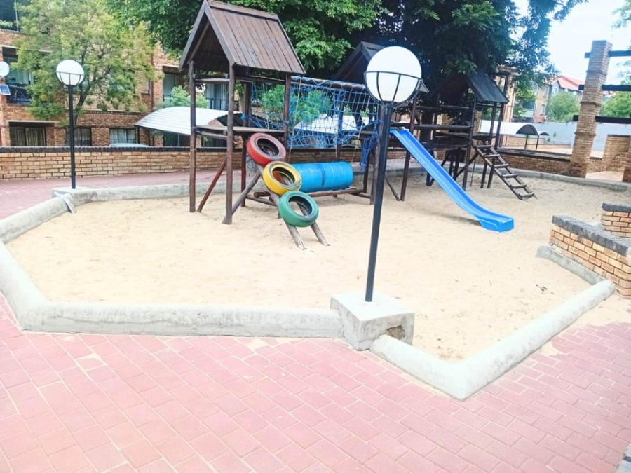 2 Bedroom Property for Sale in Erand Gardens Gauteng