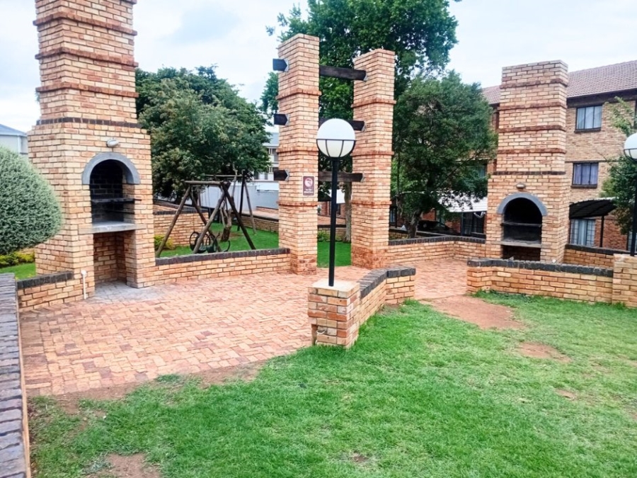 2 Bedroom Property for Sale in Erand Gardens Gauteng