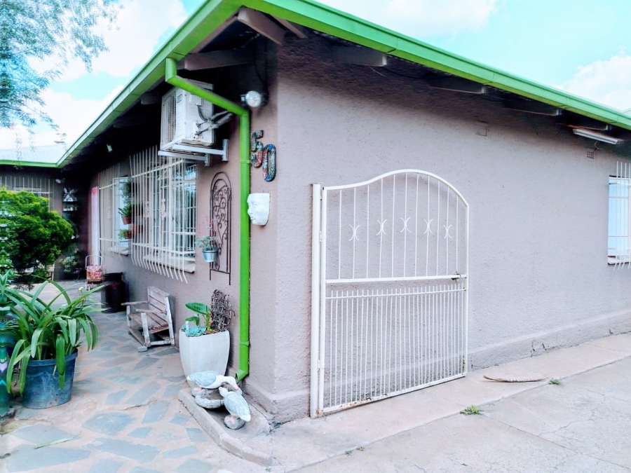 4 Bedroom Property for Sale in Vanderbijlpark Cw 6 Gauteng