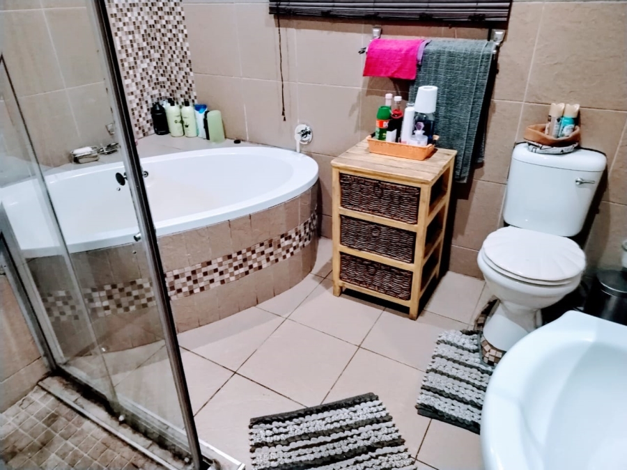 4 Bedroom Property for Sale in Vanderbijlpark Cw 6 Gauteng