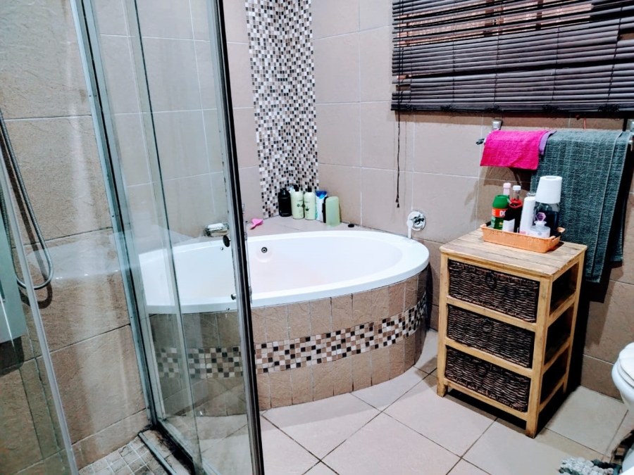 4 Bedroom Property for Sale in Vanderbijlpark Cw 6 Gauteng