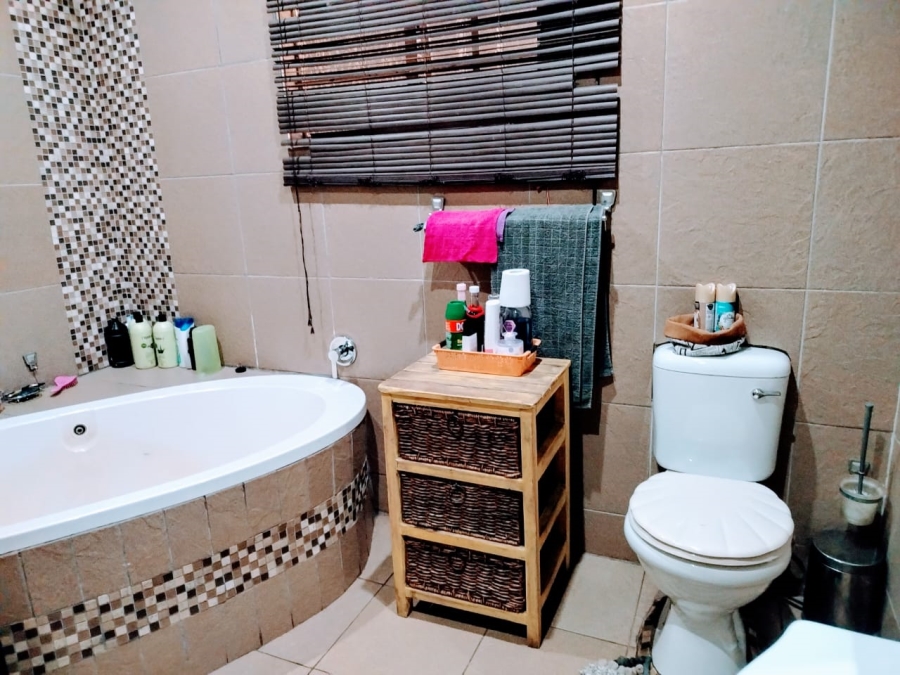 4 Bedroom Property for Sale in Vanderbijlpark Cw 6 Gauteng