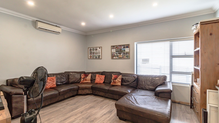 3 Bedroom Property for Sale in Lakeside Village Gauteng