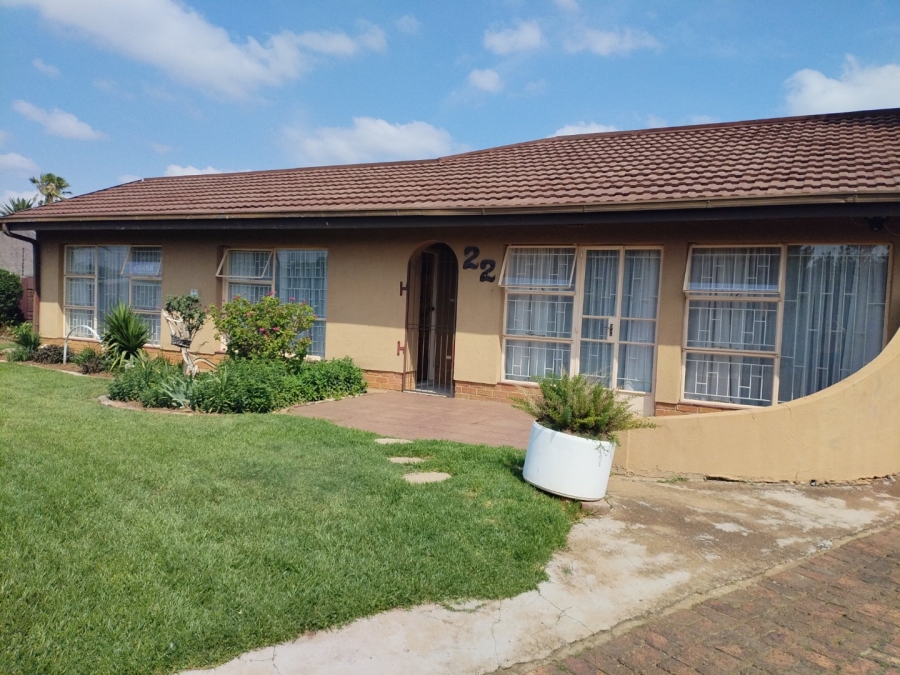 4 Bedroom Property for Sale in Lodeyko Gauteng