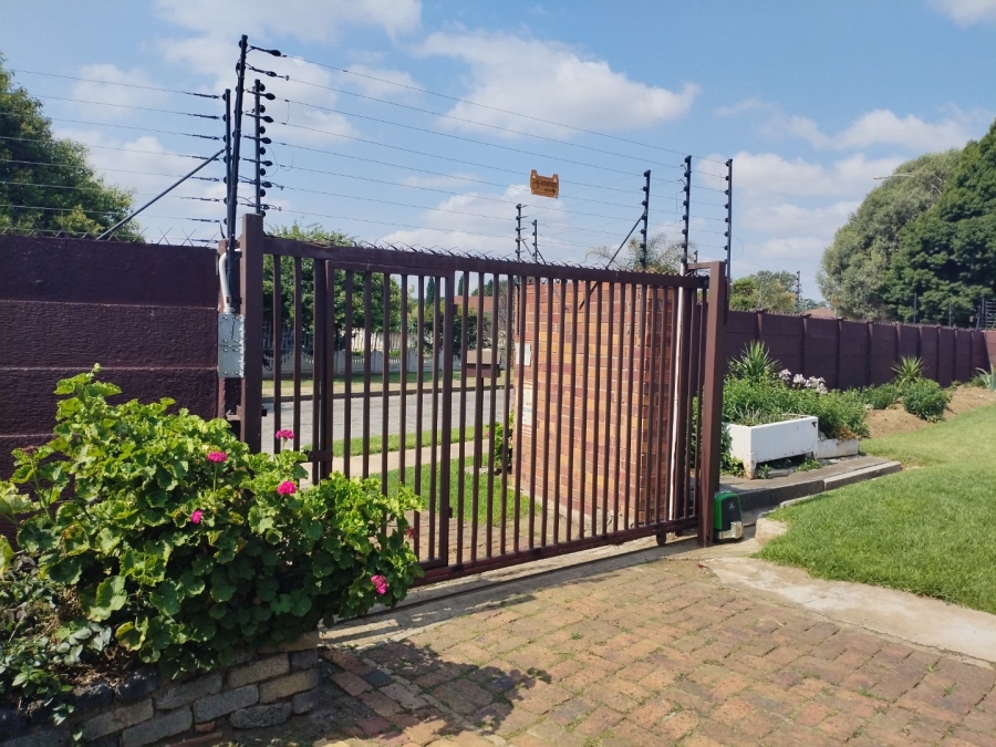 4 Bedroom Property for Sale in Lodeyko Gauteng