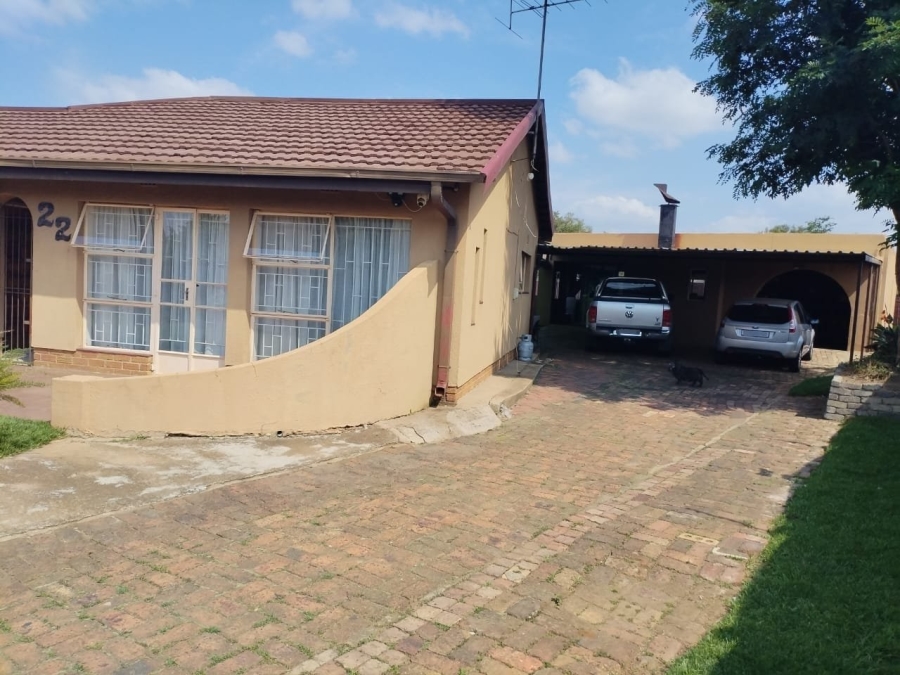 4 Bedroom Property for Sale in Lodeyko Gauteng