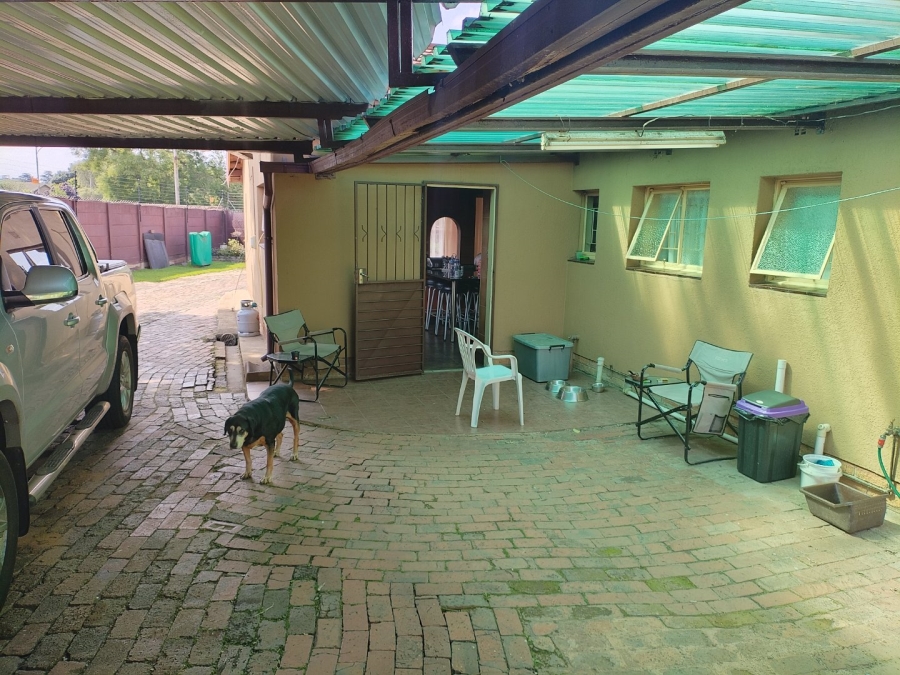 4 Bedroom Property for Sale in Lodeyko Gauteng