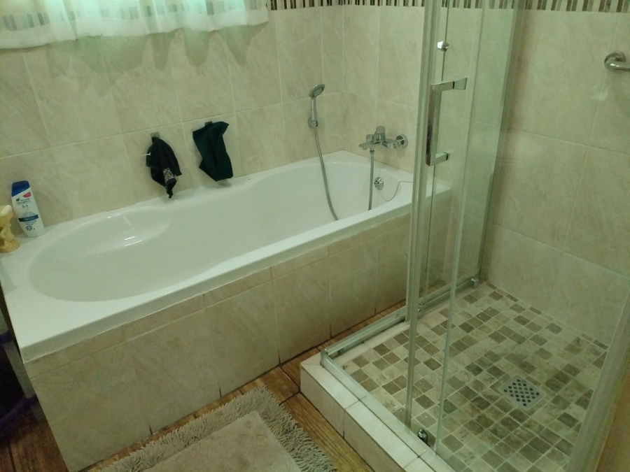 4 Bedroom Property for Sale in Lodeyko Gauteng