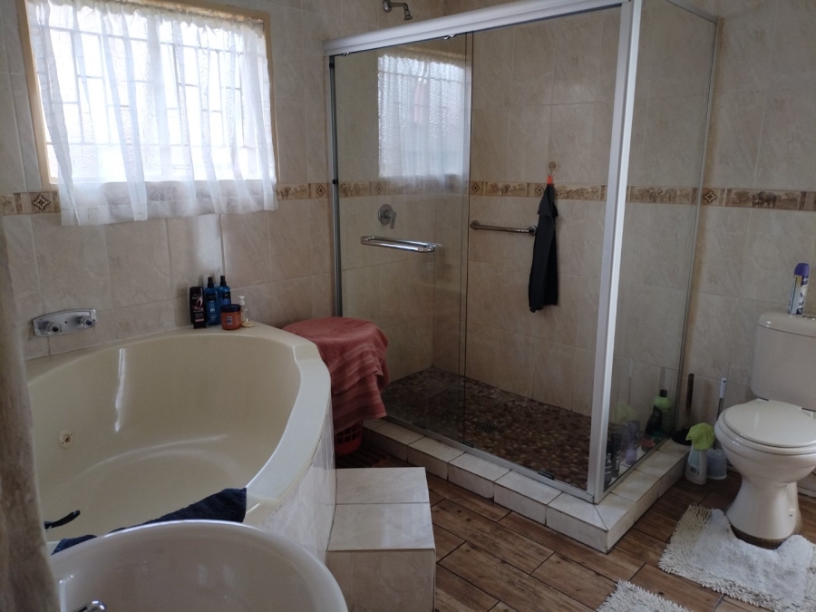 4 Bedroom Property for Sale in Lodeyko Gauteng