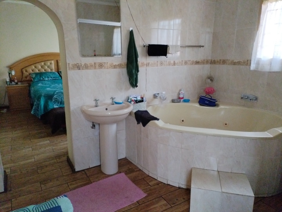 4 Bedroom Property for Sale in Lodeyko Gauteng