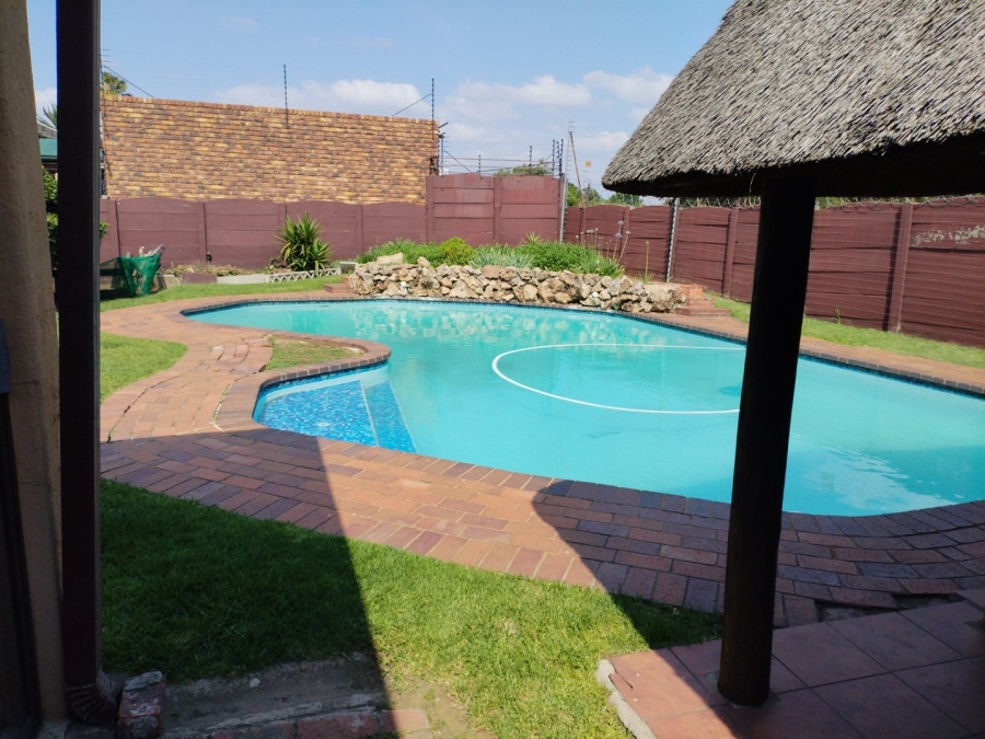 4 Bedroom Property for Sale in Lodeyko Gauteng