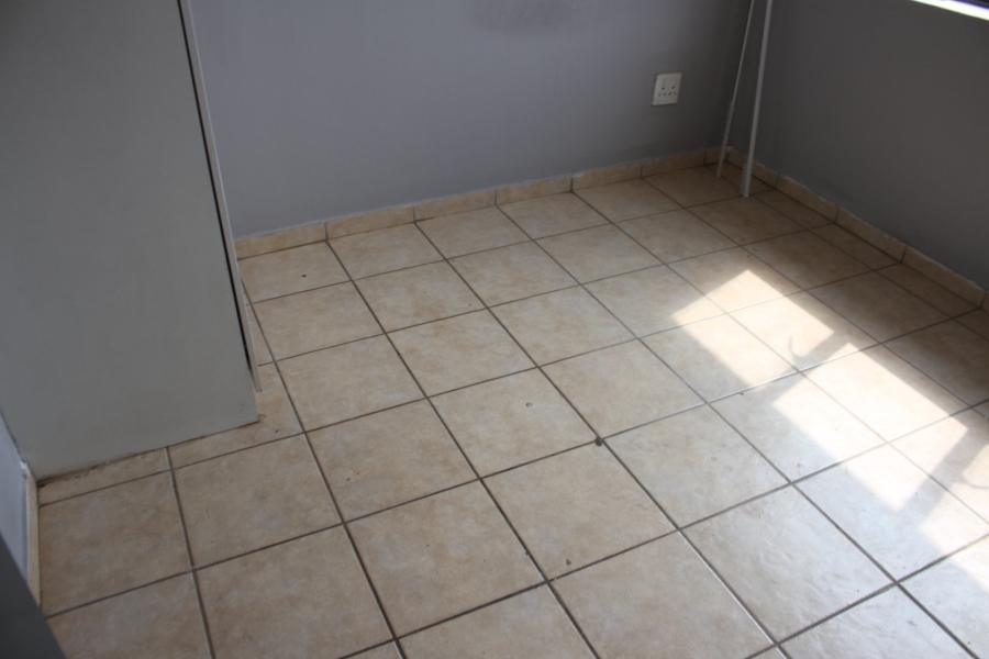 To Let 2 Bedroom Property for Rent in Fleurhof Gauteng