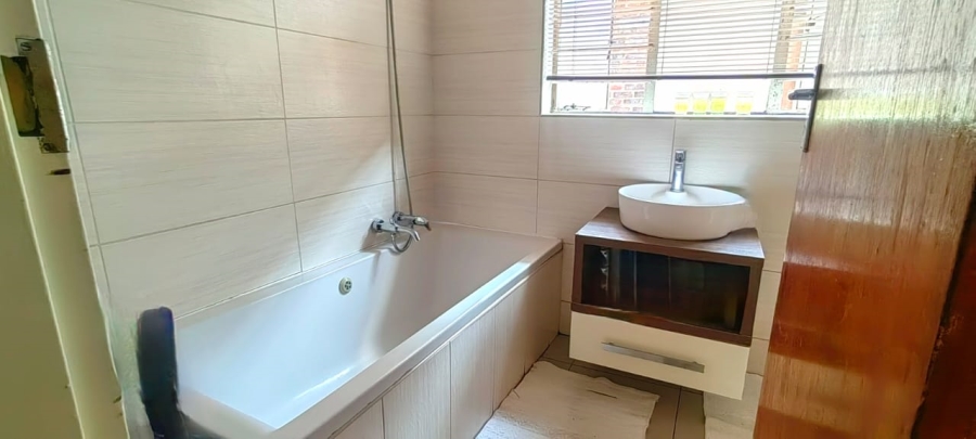  Bedroom Property for Sale in Discovery Gauteng