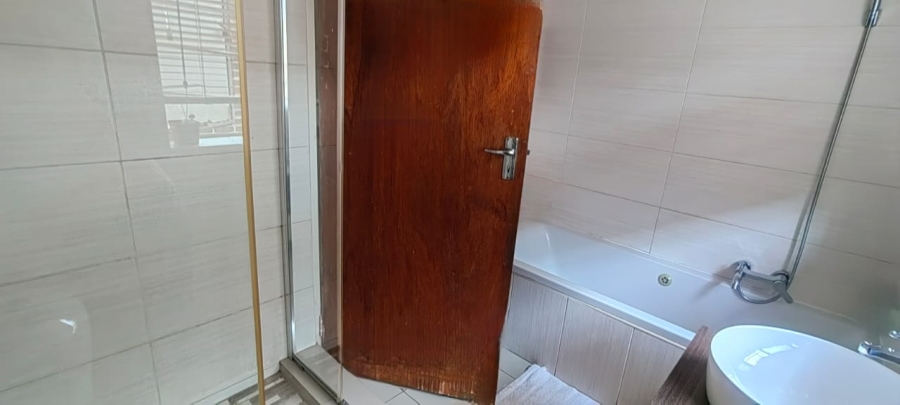  Bedroom Property for Sale in Discovery Gauteng