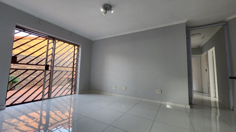 3 Bedroom Property for Sale in Die Hoewes Gauteng