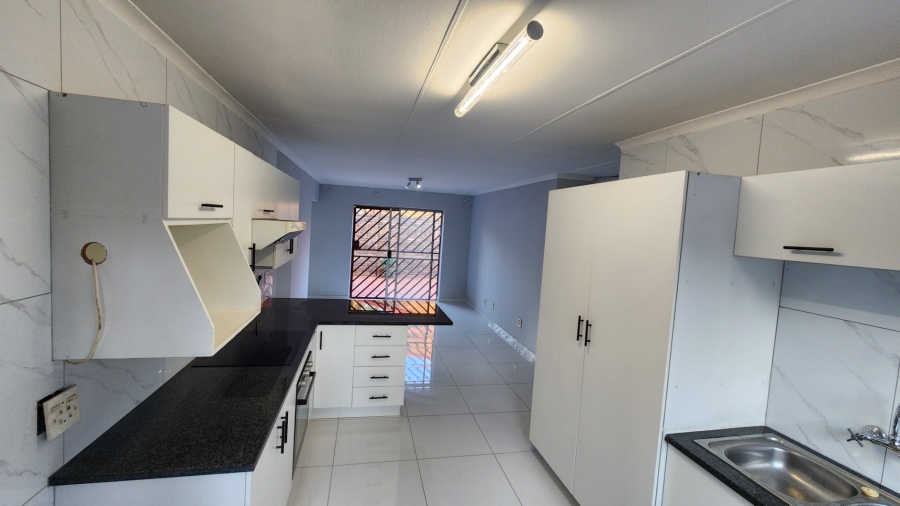 3 Bedroom Property for Sale in Die Hoewes Gauteng