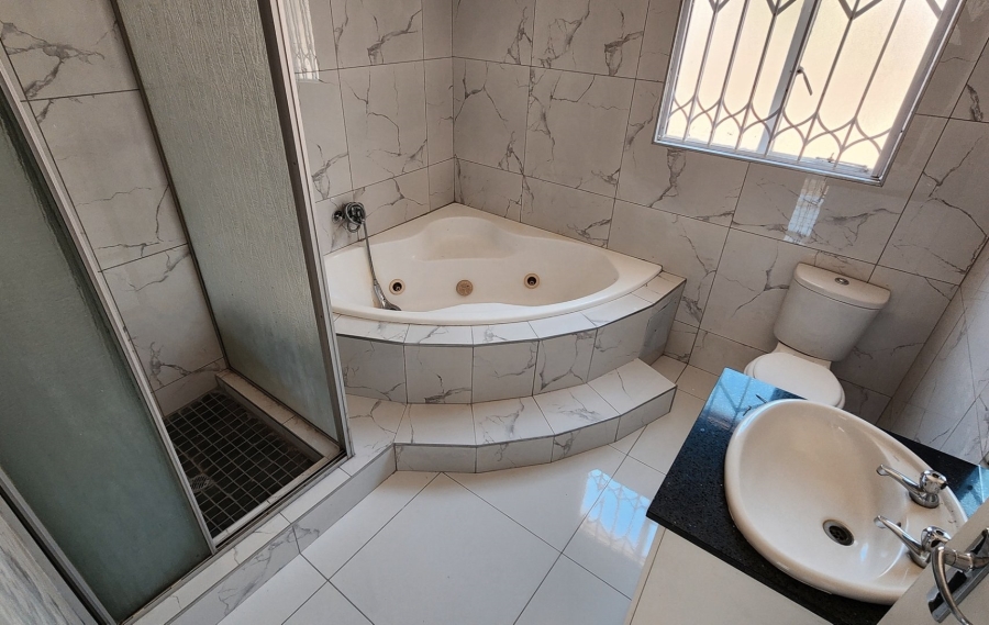 3 Bedroom Property for Sale in Die Hoewes Gauteng