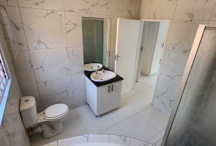 3 Bedroom Property for Sale in Die Hoewes Gauteng