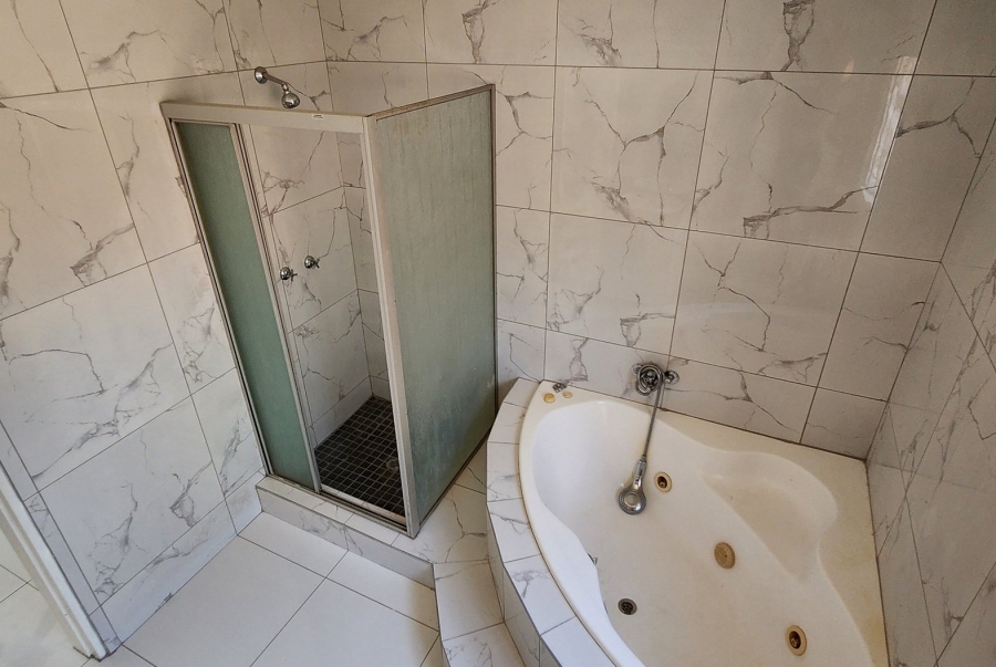 3 Bedroom Property for Sale in Die Hoewes Gauteng