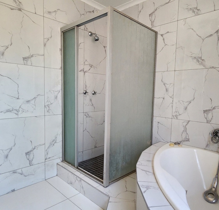 3 Bedroom Property for Sale in Die Hoewes Gauteng