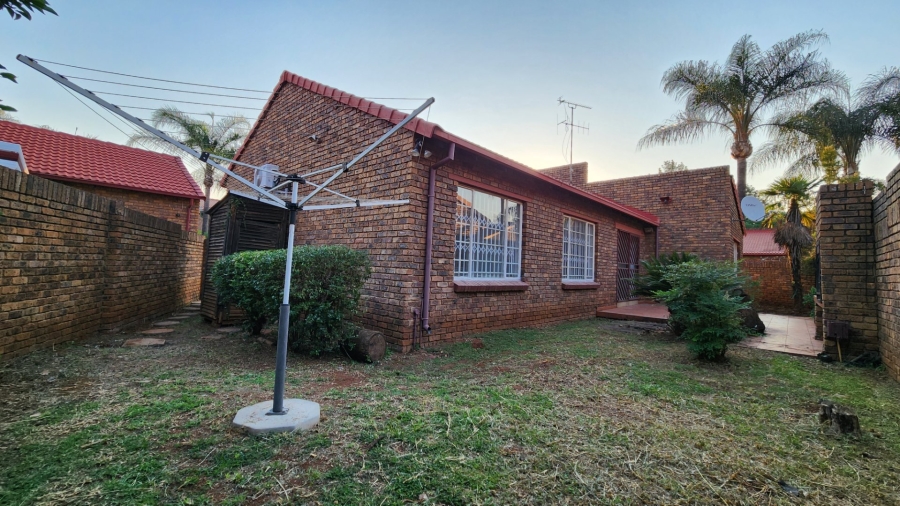 3 Bedroom Property for Sale in Die Hoewes Gauteng