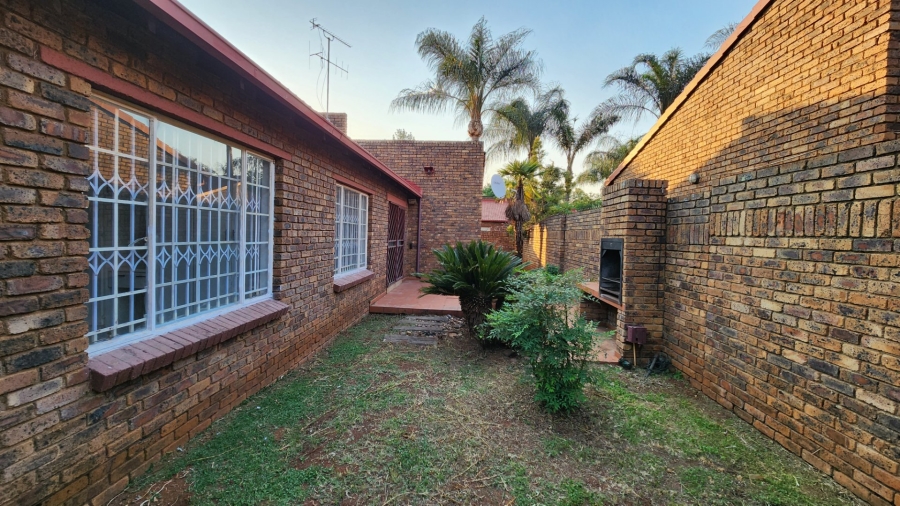3 Bedroom Property for Sale in Die Hoewes Gauteng
