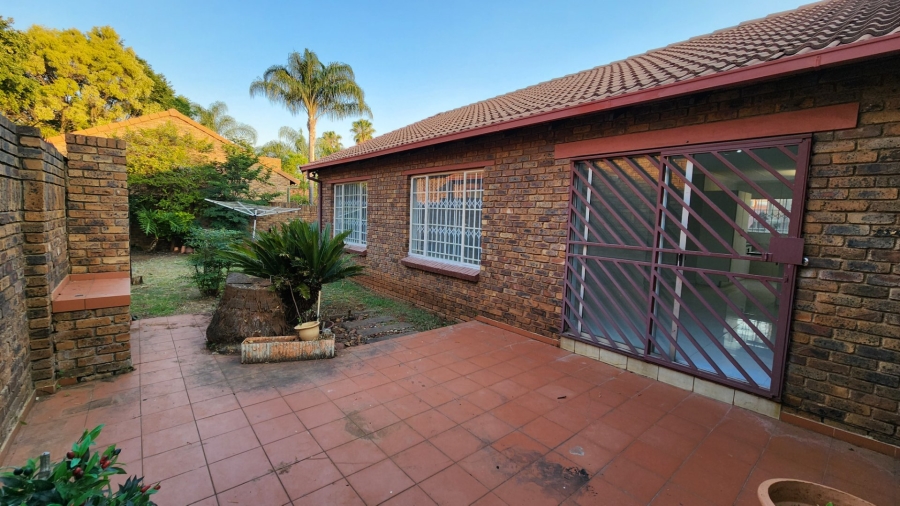 3 Bedroom Property for Sale in Die Hoewes Gauteng