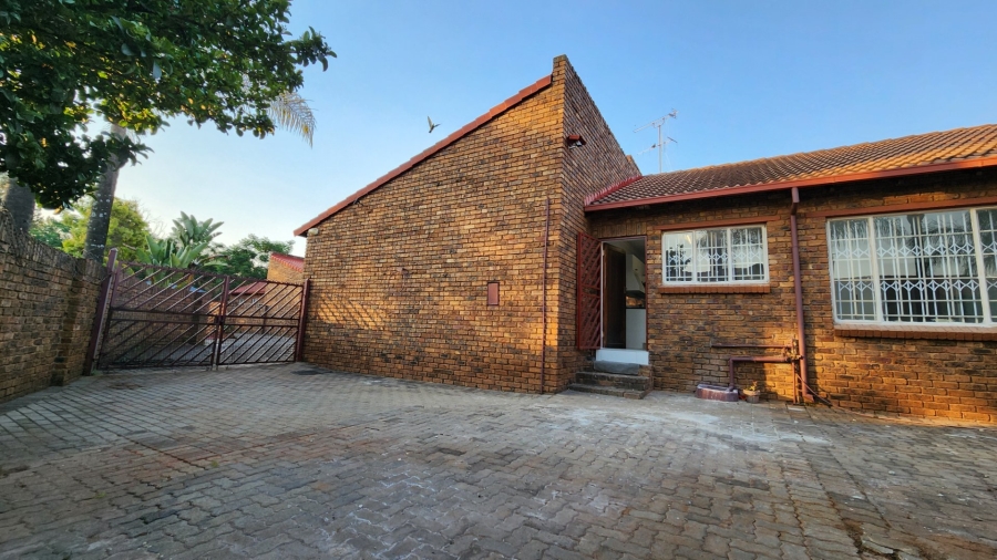 3 Bedroom Property for Sale in Die Hoewes Gauteng