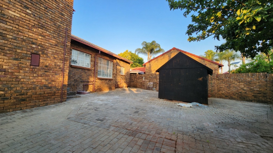 3 Bedroom Property for Sale in Die Hoewes Gauteng