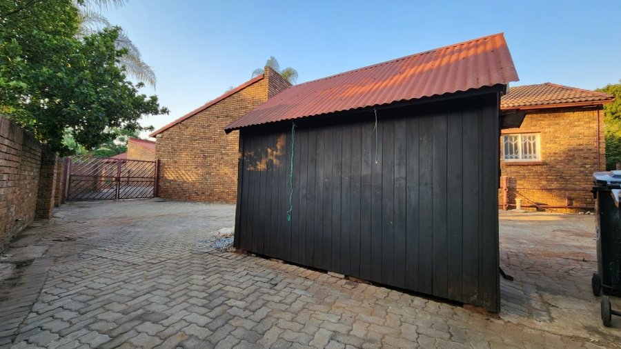 3 Bedroom Property for Sale in Die Hoewes Gauteng