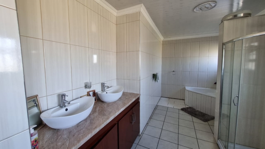 4 Bedroom Property for Sale in Mountain View Gauteng
