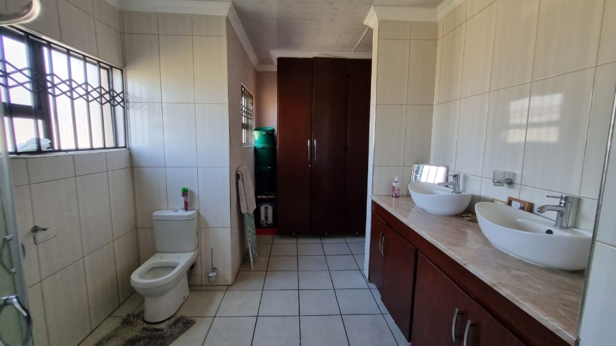 4 Bedroom Property for Sale in Mountain View Gauteng