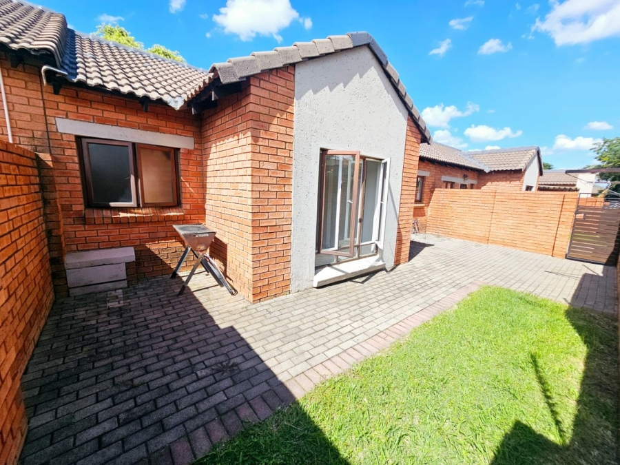 2 Bedroom Property for Sale in Monavoni Gauteng