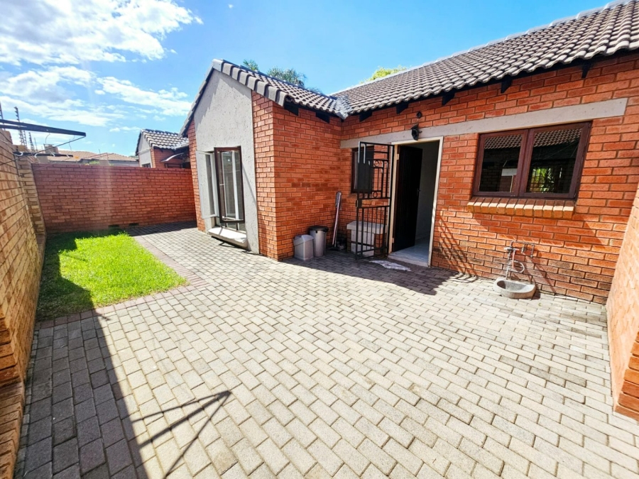 2 Bedroom Property for Sale in Monavoni Gauteng