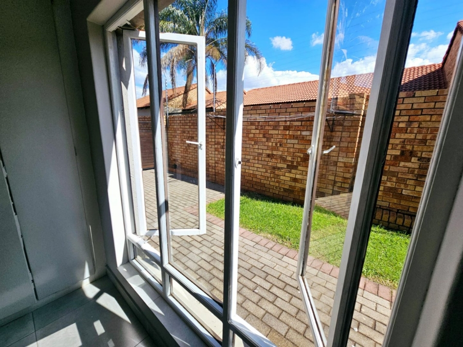 2 Bedroom Property for Sale in Monavoni Gauteng