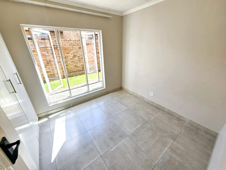 2 Bedroom Property for Sale in Monavoni Gauteng