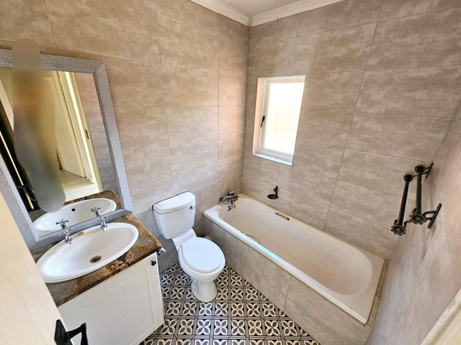 2 Bedroom Property for Sale in Monavoni Gauteng