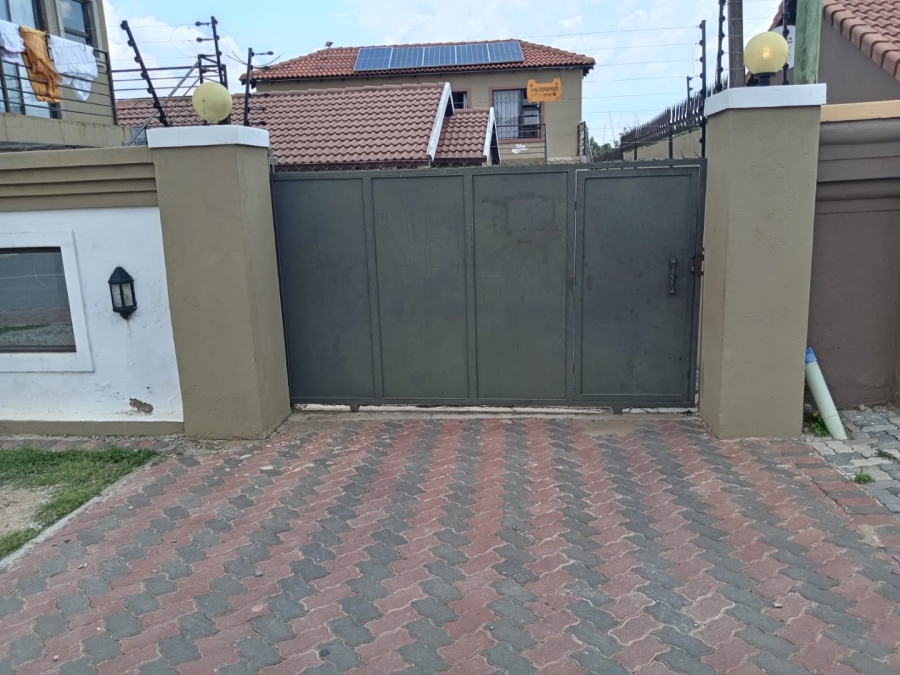 7 Bedroom Property for Sale in Kaalfontein Gauteng