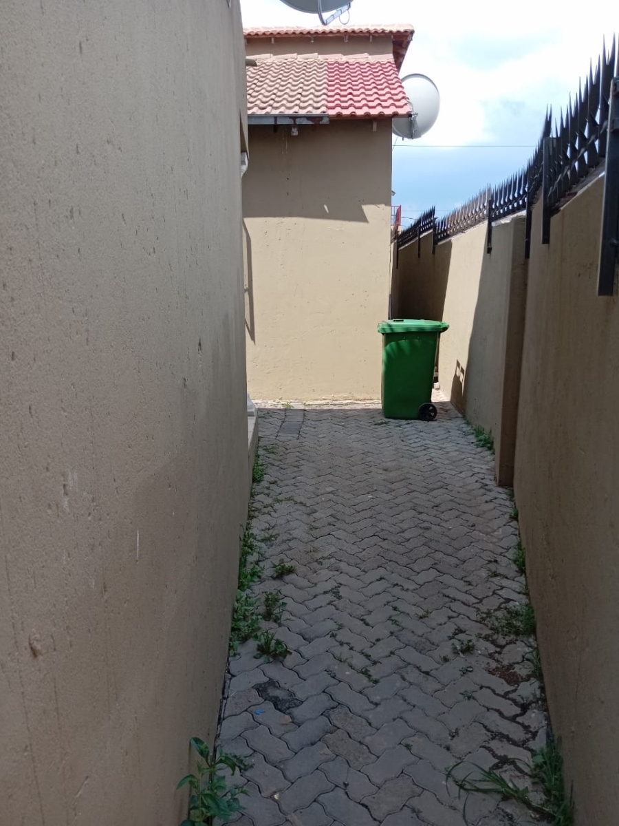 7 Bedroom Property for Sale in Kaalfontein Gauteng