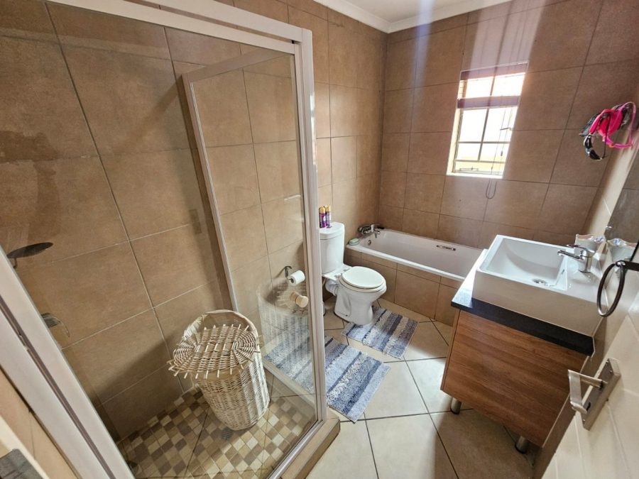 3 Bedroom Property for Sale in Monavoni Gauteng