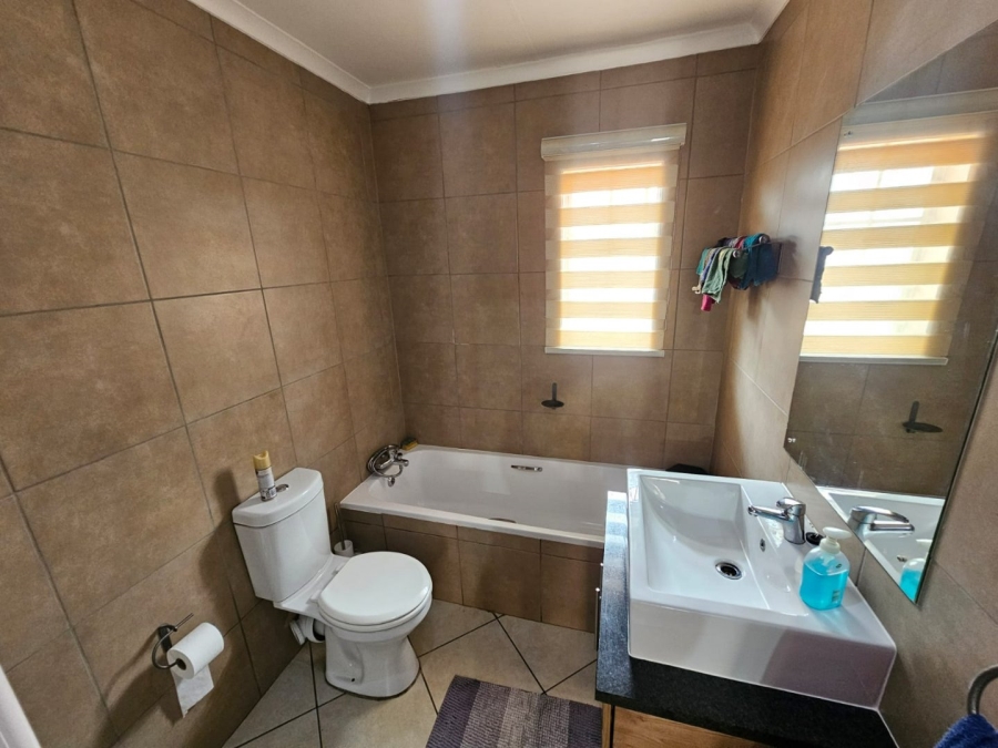 3 Bedroom Property for Sale in Monavoni Gauteng