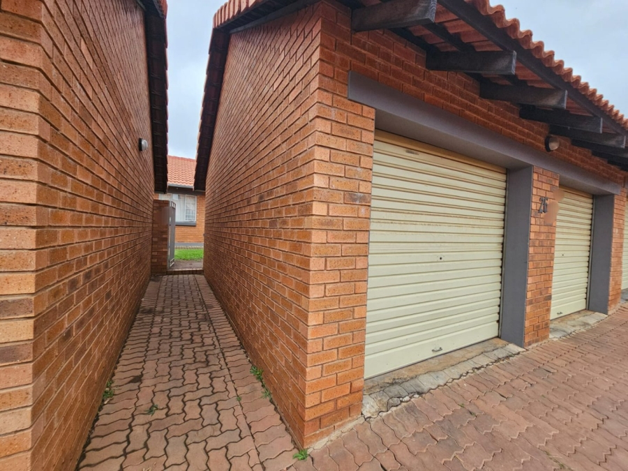 3 Bedroom Property for Sale in Monavoni Gauteng