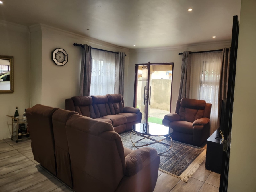 To Let 3 Bedroom Property for Rent in Meredale Gauteng