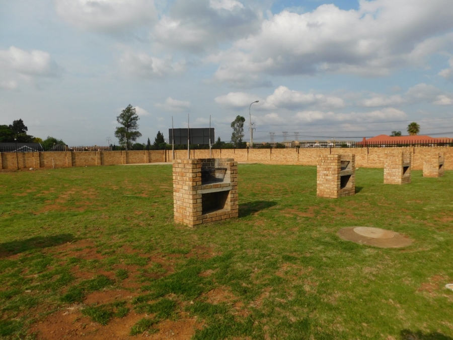 2 Bedroom Property for Sale in Albertsdal Gauteng