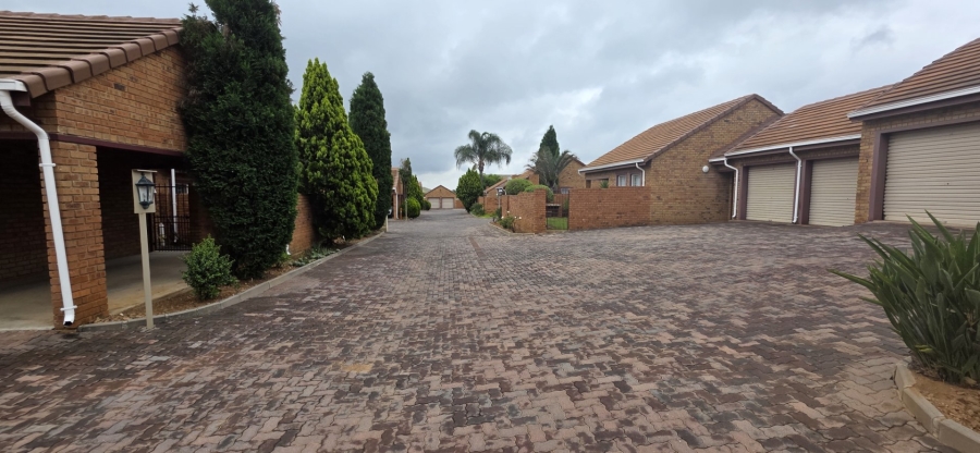 2 Bedroom Property for Sale in Amberfield Crest Estate Gauteng