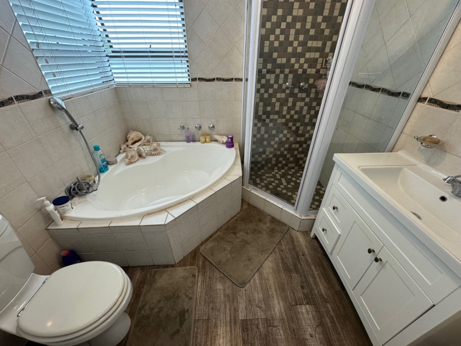 3 Bedroom Property for Sale in Glen Marais Gauteng